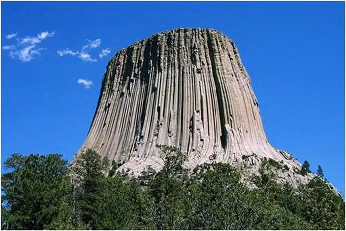 Sau khi được tìm thấy, Tổng thống Theodore Roosevelt tuyên bố nơi này là Đài tưởng niệm Quốc gia đầu tiên của nước Mỹ vào ngày 24/9/1906. Ngày nay, Tháp Quỷ là niềm tự hào của người Mỹ, điểm đến ưa thích của người ưa mạo hiểm, đam mê bộ môn leo núi. Mỗi năm, nơi đây đón hàng trăm nghìn lượt du khách tham gia leo núi, đi bộ đường dài, tận hưởng hoàng hôn hay ngắm bầu trời đêm đầy sao nơi này.