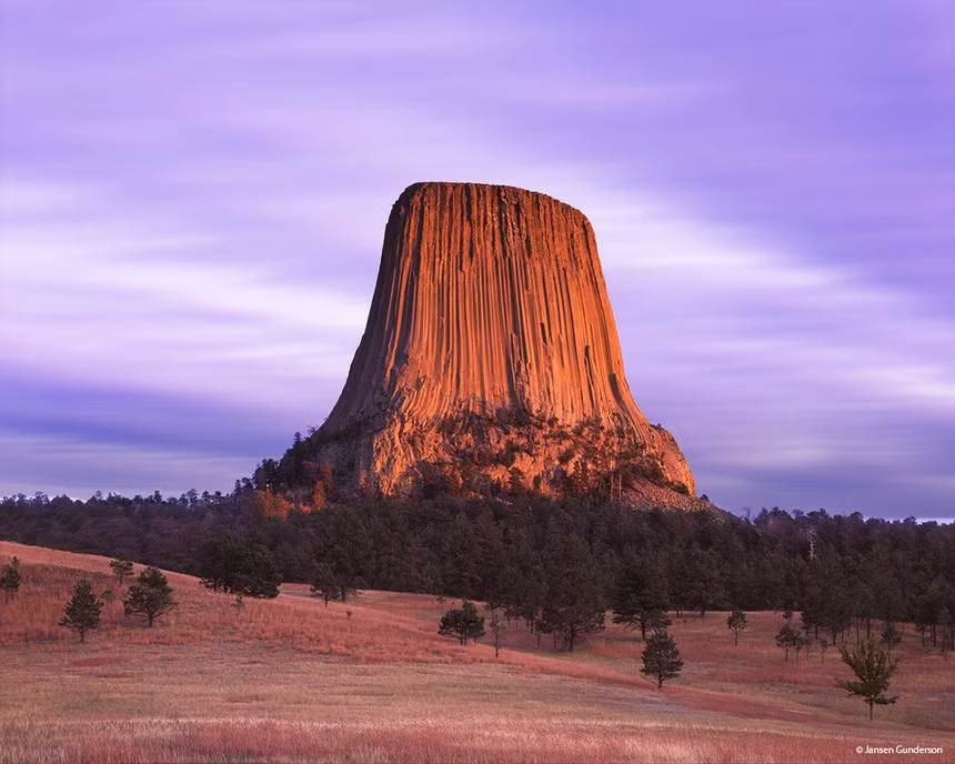  Tháp Quỷ (Devil Tower) thực là một cấu trúc đá nguyên khối hay còn gọi là cổ núi lửa, được hình thành khoảng 65 triệu năm về trước, đỉnh cao 1.558 m so với mực nước biển, từ dưới chân lên đến đỉnh tháp cao 386 m (thân tháp cao 264 m).