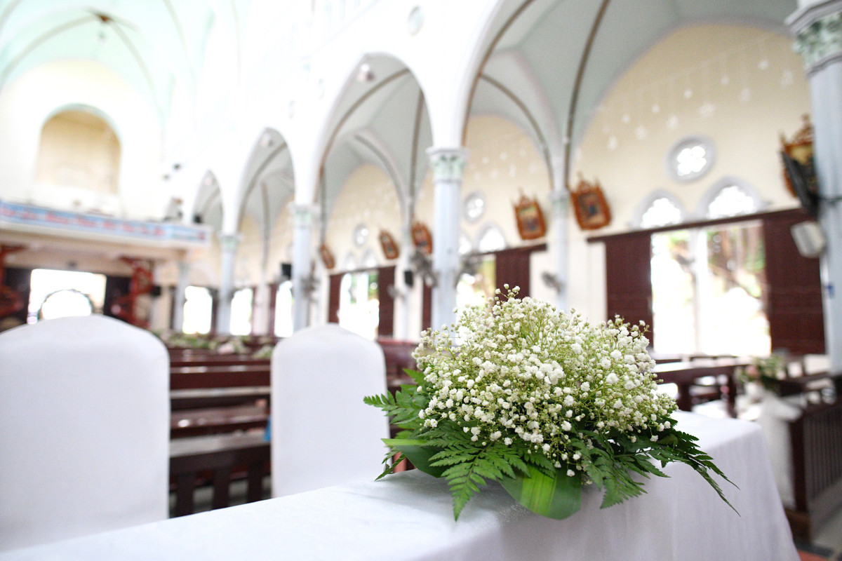 Không gian đám cưới lấy màu trắng làm chủ đạo, được đính nhiều hoa tươi. Trước đó, trong bài phỏng vấn với Zing, Phan Mạnh Quỳnh cho biết anh muốn tổ chức lễ cưới đơn giản. "Tôi muốn theo kiểu truyền thống, đám cưới diễn ra ở quê với sự tham gia của họ hàng, dân làng", anh nói.