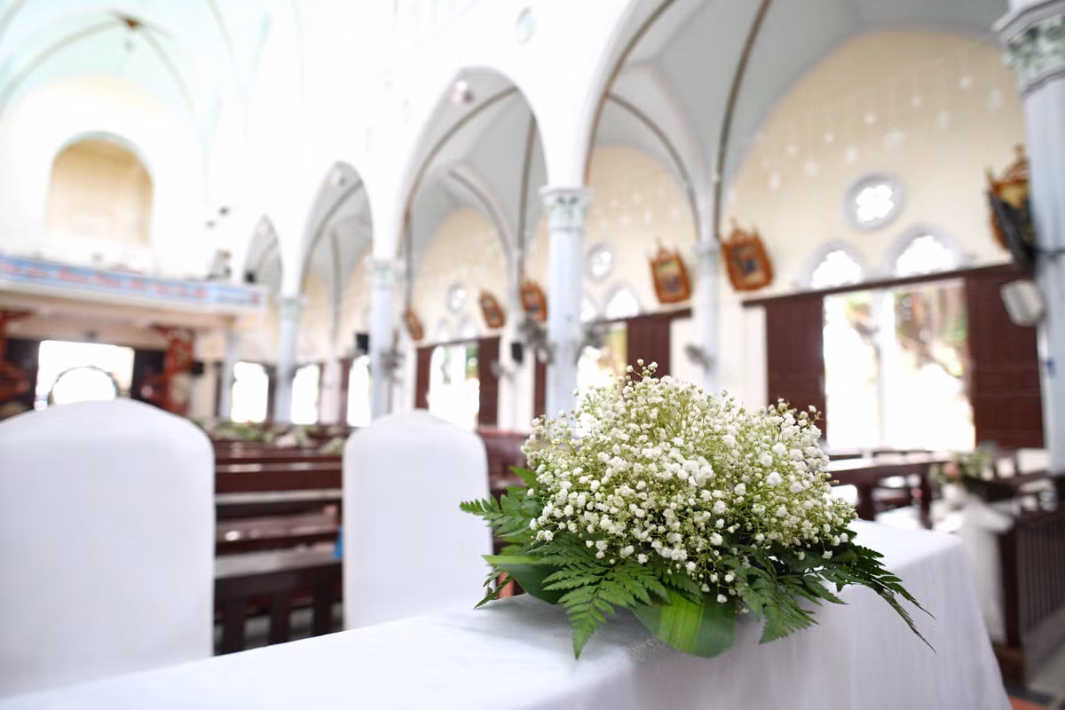 Không gian đám cưới lấy màu trắng làm chủ đạo, được đính nhiều hoa tươi. Trước đó, trong bài phỏng vấn với Zing, Phan Mạnh Quỳnh cho biết anh muốn tổ chức lễ cưới đơn giản. "Tôi muốn theo kiểu truyền thống, đám cưới diễn ra ở quê với sự tham gia của họ hàng, dân làng", anh nói.