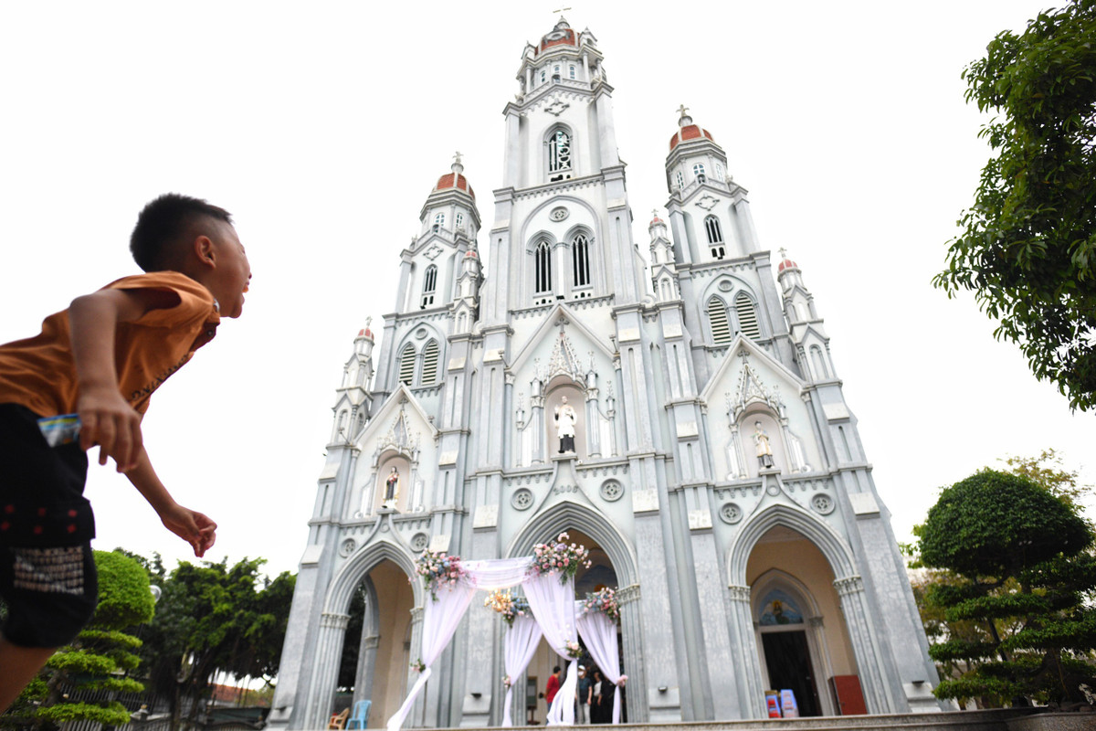 Theo ghi nhận của PV Zing, nhân viên phục vụ tích cực trang trí, vận chuyển trang thiết bị tới khu vực dựng sân khấu để hoàn thiện trước khi hôn lễ bắt đầu. Đám cưới của Phan Mạnh Quỳnh tại Nghệ An có sự góp mặt của khoảng 700 khách mời. Gia đình nam nhạc sĩ đã phát thiệp mời đến hàng xóm, nội, ngoại hai họ trong những ngày trước.