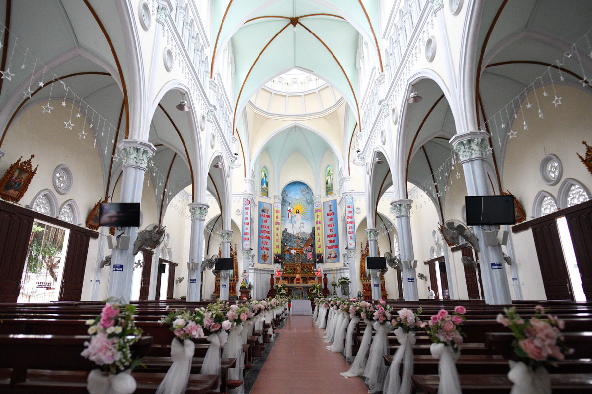 Lối dẫn vào khu vực tổ chức thánh lễ. Người bạn đời của nhạc sĩ 31 tuổi là Huỳnh Khánh Vy. Cô là người mẫu ảnh, từng đóng sitcom và MV. Khánh Vy từng ghi danh tại cuộc thi The Face Vietnam mùa 2, nhưng không tiến sâu.