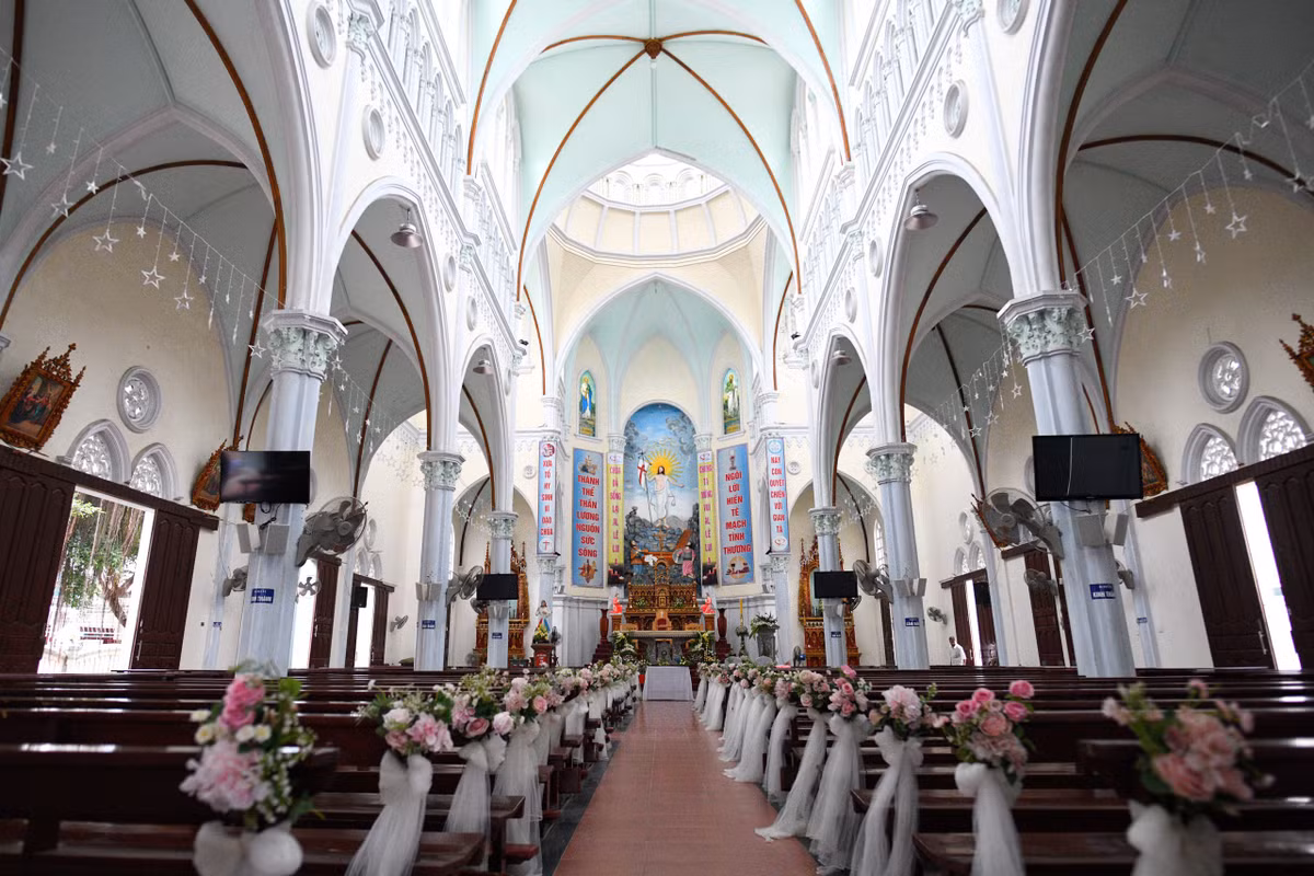 Lối dẫn vào khu vực tổ chức thánh lễ. Người bạn đời của nhạc sĩ 31 tuổi là Huỳnh Khánh Vy. Cô là người mẫu ảnh, từng đóng sitcom và MV. Khánh Vy từng ghi danh tại cuộc thi The Face Vietnam mùa 2, nhưng không tiến sâu.