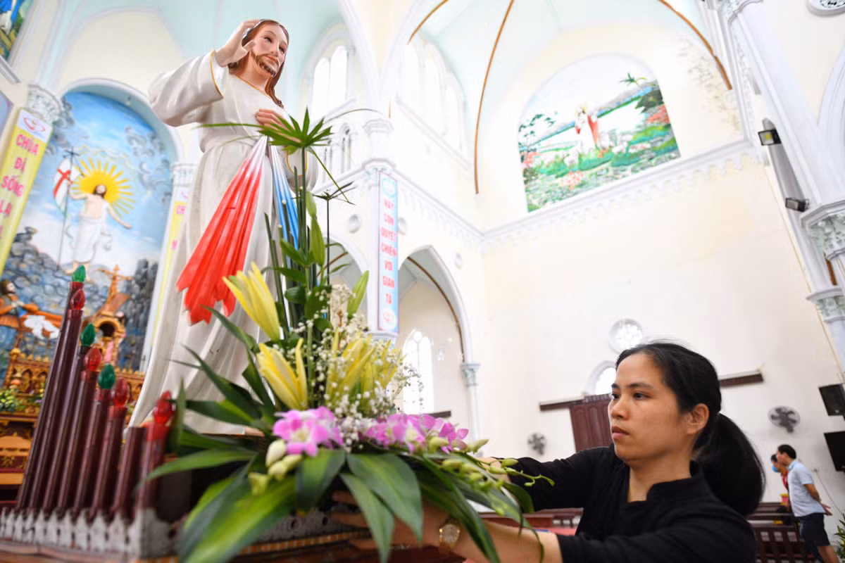 Nhân viên phục vụ gấp rút hoàn thiện những khâu cuối cùng. Tối cùng ngày, thánh lễ được cử hành tại nhà thờ xứ Vạn Phần.