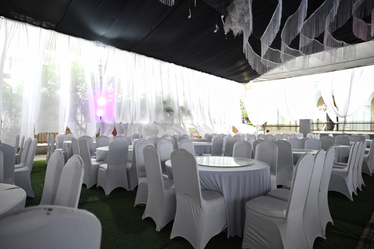 Gia đình nam nhạc sĩ chuẩn bị 70 mâm cỗ để mời bà con, hàng xóm tại quê nhà. Toàn bộ ghế ngồi của khách mời đều được trang trí theo tông màu trắng.