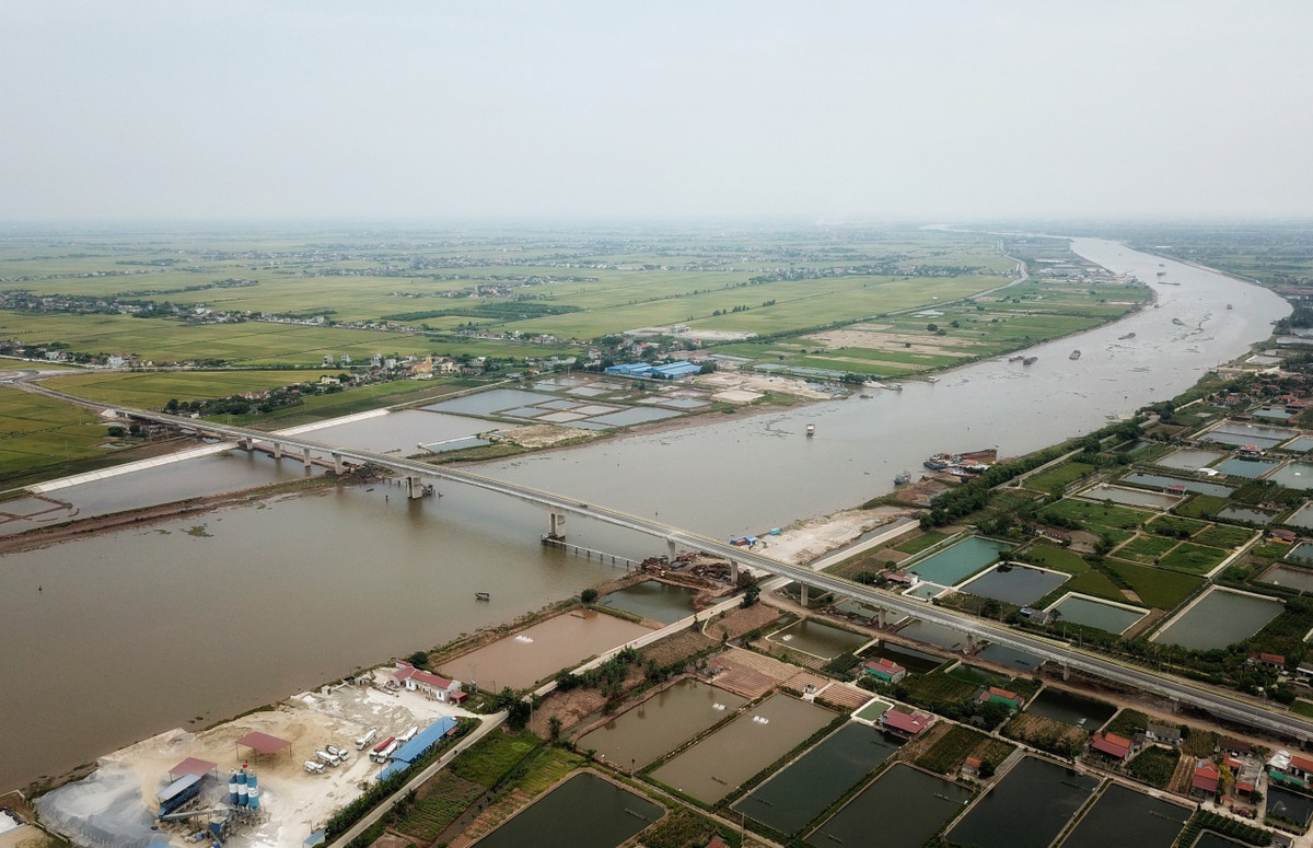 Cầu Thịnh Long là một trong những công trình tiêu biểu ở Nam Định, được khánh thành trong năm 2020 vừa qua. Bắc qua sông Ninh Cơ, cầu dài 2,36 km, nối liền 2 huyện Nghĩa Hưng và Hải Hậu, đồng thời kết nối tuyến đường từ trung tâm TP Nam Định đến khu du lịch biển Thịnh Long. Ảnh: Ngọc Tân.