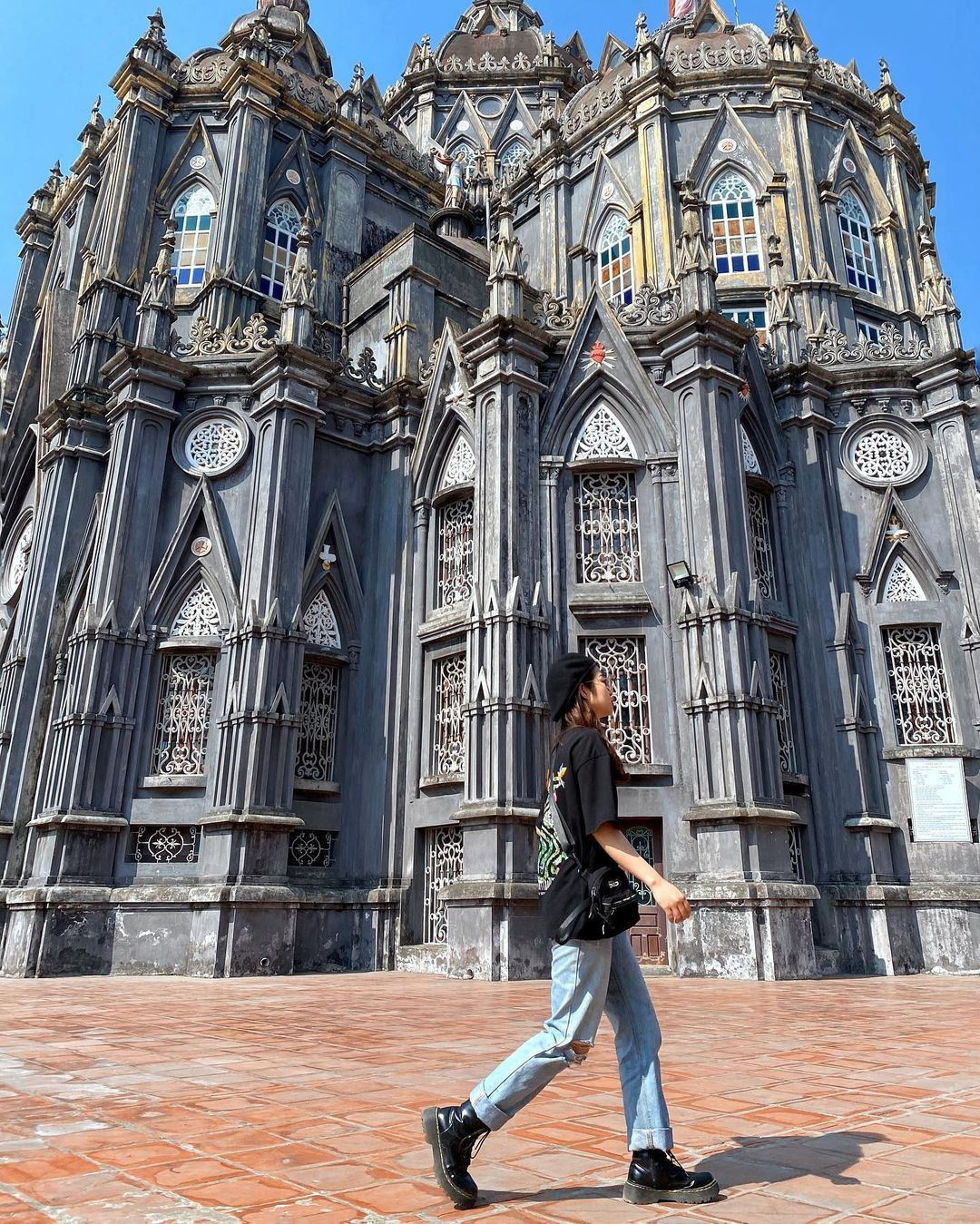 Nam Định có nhiều nhà thờ nổi tiếng, thu hút du khách tham quan, tìm hiểu. Trong đó, nhà thờ Giáo xứ Hưng Nghĩa ở huyện Hải Hậu với kiến trúc quy mô, bề thế "tựa trời Âu" là địa điểm được nhiều bạn trẻ tìm đến check-in. Ảnh: Trangdalat2911.