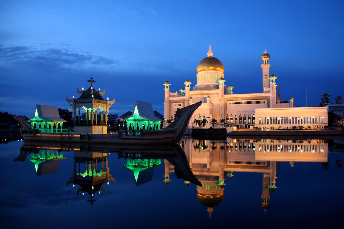 Theo World Atlas, Bandar Seri Begawan là thủ đô của Brunei. "Bandar" có nghĩa là "thành phố" trong tiếng Mã Lai, còn "Seri Begawan" là tước hiệu hoàng gia dành cho cha của quốc vương (Sultan).