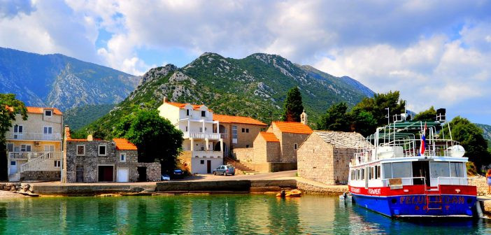 Dili (Díli) là thành phố lớn nhất của Đông Timor. Thành phố này nằm ở bờ biển phía bắc của đảo Timor, cực đông của đảo Lesser Sunda. Dili là cảng chính và là trung tâm thương mại của Timor Leste, dân số hơn 240.000 người, diện tích 59,9 km2.