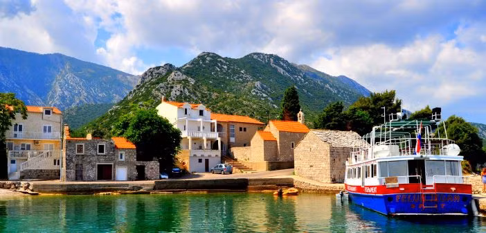 Dili (Díli) là thành phố lớn nhất của Đông Timor. Thành phố này nằm ở bờ biển phía bắc của đảo Timor, cực đông của đảo Lesser Sunda. Dili là cảng chính và là trung tâm thương mại của Timor Leste, dân số hơn 240.000 người, diện tích 59,9 km2.