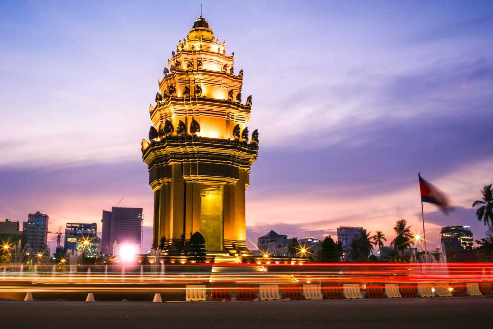 Theo World Atlas, Phnom Penh là thành phố lớn nhất và là thủ đô của Campuchia. Trong những năm 20 của thế kỷ XX, thành phố này từng được gọi là “Hòn ngọc châu Á”. Thành phố Phnom Penh có nhiều toà nhà mang ảnh hưởng kiến trúc Pháp cùng nhiều công trình đặc sắc của kiến trúc Khmer.