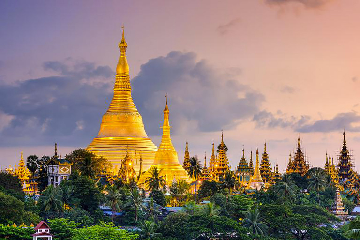 Theo World Atlas, Yangon là thành phố lớn nhất của Myanmar, được biết đến với biệt danh “London của Đông Nam Á”. Đến Yangon, bạn khó có thể nhìn thấy xe máy. Ôtô ở thành phố này nhiều và đỗ ngay trên đường nên hầu như lúc nào cũng xảy ra tình trạng tắc nghẽn giao thông.