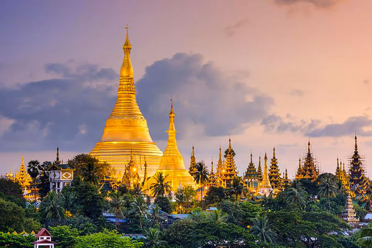 Theo World Atlas, Yangon là thành phố lớn nhất của Myanmar, được biết đến với biệt danh “London của Đông Nam Á”. Đến Yangon, bạn khó có thể nhìn thấy xe máy. Ôtô ở thành phố này nhiều và đỗ ngay trên đường nên hầu như lúc nào cũng xảy ra tình trạng tắc nghẽn giao thông.