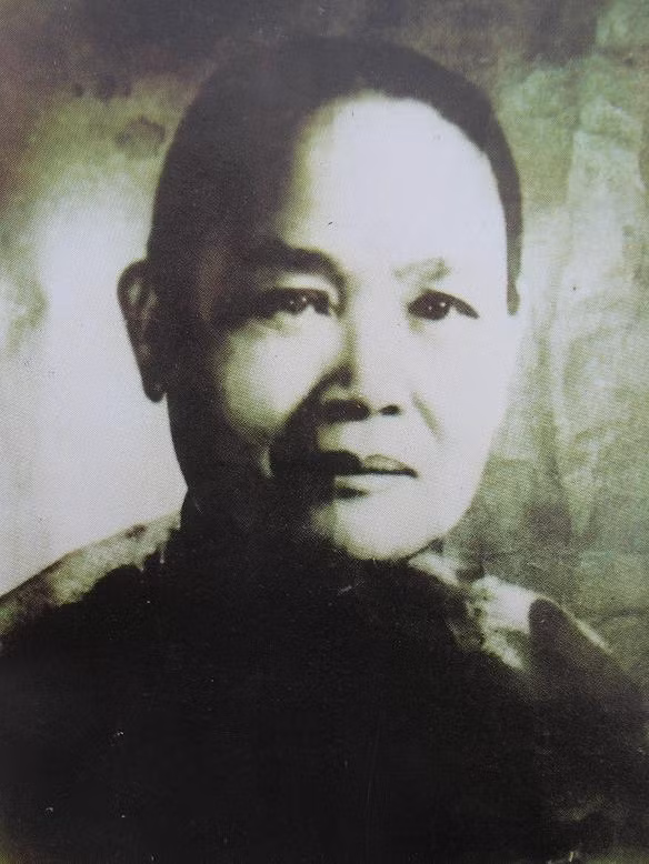 Nhà cách mạng Nguyễn Thị Thập (1908-1996) là người lãnh đạo cuộc khởi nghĩa giành chính quyền tại tỉnh Mỹ Tho trong Cách mạng tháng 8. Sau cách mạng, bà được bầu làm Đại biểu Quốc hội khóa I nước Việt Nam Dân chủ cộng hòa. Bà là Chủ tịch Hội Liên hiệp phụ nữ Việt Nam lâu nhất (1956-1974) và cũng là người phụ nữ đầu tiên được nhà nước Việt Nam trao tặng Huân chương Sao Vàng vào năm 1985.