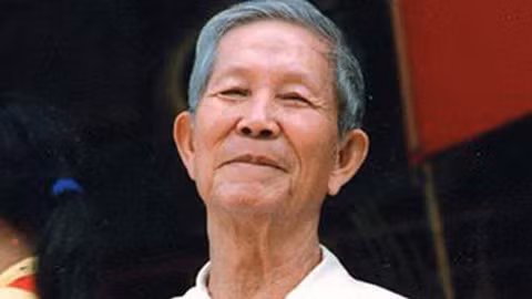 Nhà cách mạng, nhà giáo Trần Văn Giàu (1911 – 2010) là người chỉ đạo cuộc nổi dậy của tổ chức Thanh Niên Tiền phong - lực lượng cốt cán của cuộc Cách mạng tháng 8 ở Sài Gòn. Sau cách mạng, ông làm Chủ tịch Lâm ủy hành chính Nam Bộ. Ngày 23/91945, ông viết lời kêu gọi Nam Bộ kháng chiến: "Hãy nắm chặt vũ khí trong tay, xông lên đánh đuổi thực dân Pháp, cứu nước. Cuộc kháng chiến bắt đầu..."