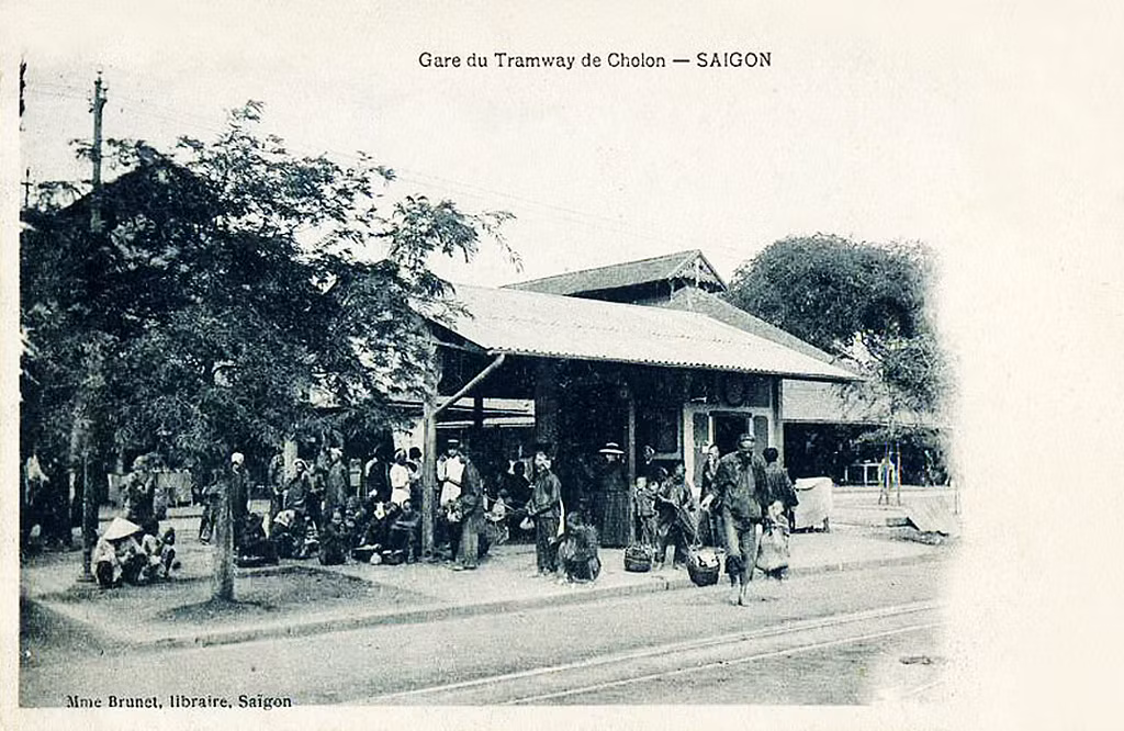 Trạm xe lửa đi Chợ Lớn phía trước Chợ Cũ trên đại lộ Charner (đường Nguyễn Huệ ngày nay).
