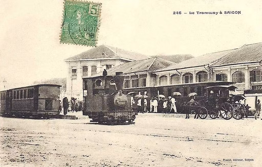 Đoàn tàu chạy qua Sở Thuế quan trên đại lộ Charner.