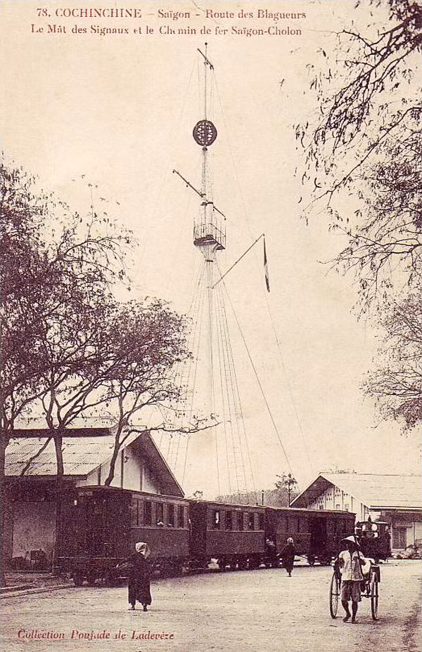 Đoàn tàu chạy qua cột cờ Thủ Ngữ ở khu vực bến Bạch Đằng, Sài Gòn.