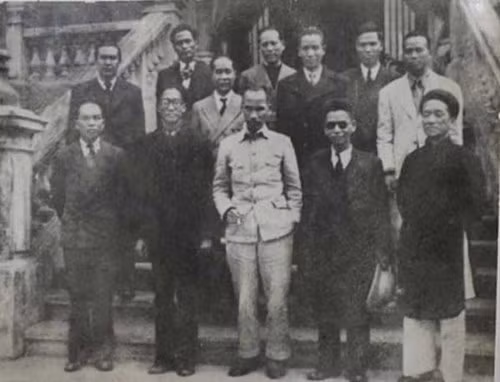 Chính phủ lâm thời được thành lập ở Hà Nội ngày 25/8/1945 do Chủ tịch Hồ Chí Minh đứng đầu.