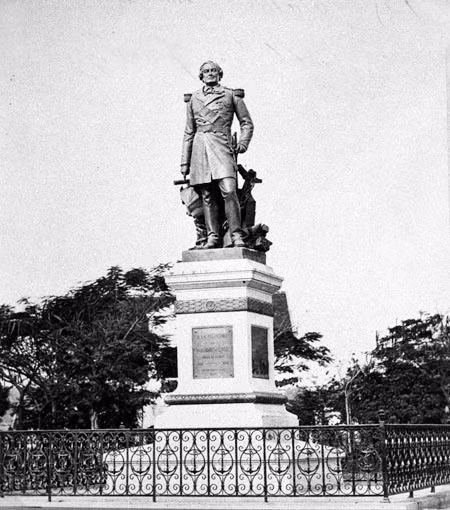 Ở vị trí công trường Mê Linh ở Sài Gòn (cuối đường Hai Bà Trưng, nơi ngày nay đặt tượng đài Trần Hưng Đạo) từng có tượng đài của Đô đốc Hải quân Pháp Genouilly