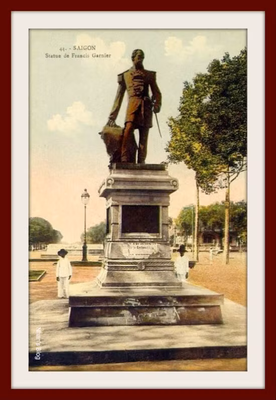 Tại góc đường Bonard - Catinar (Lê Lợi - Đồng Khởi) trước Nhà hát Sài Gòn có tượng đài Francis Garnier - viên sĩ quan Pháp bị nghĩa quân Cờ Đen giết trong trận đánh ở Cầu Giấy, Hà Nội năm 1873.