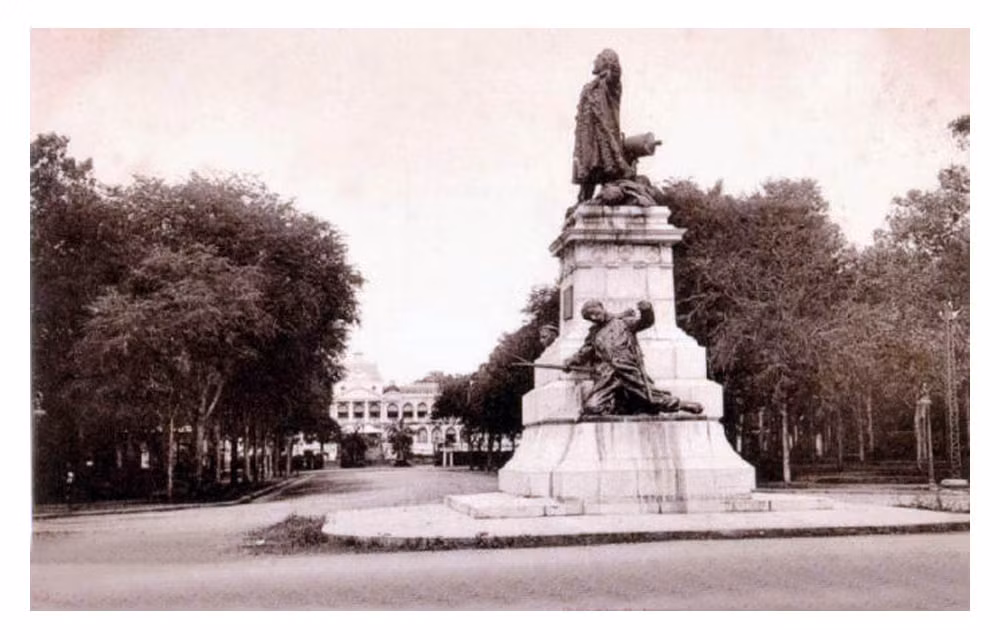 Tượng đài Leon Gambetta - vị thủ tướng Pháp ủng hộ việc xâm chiếm mở rộng thuộc địa cho Pháp - là tượng đài bị di dời nhiều lần nhất ở Việt Nam thời bấy giờ. Ban đầu, tượng đài này nằm ở nơi giao của đường Norodom (nay là Lê Duẩn) và Pellerin (nay là Pasteur), trước dinh Norodom (sau này là Dinh Độc Lập).