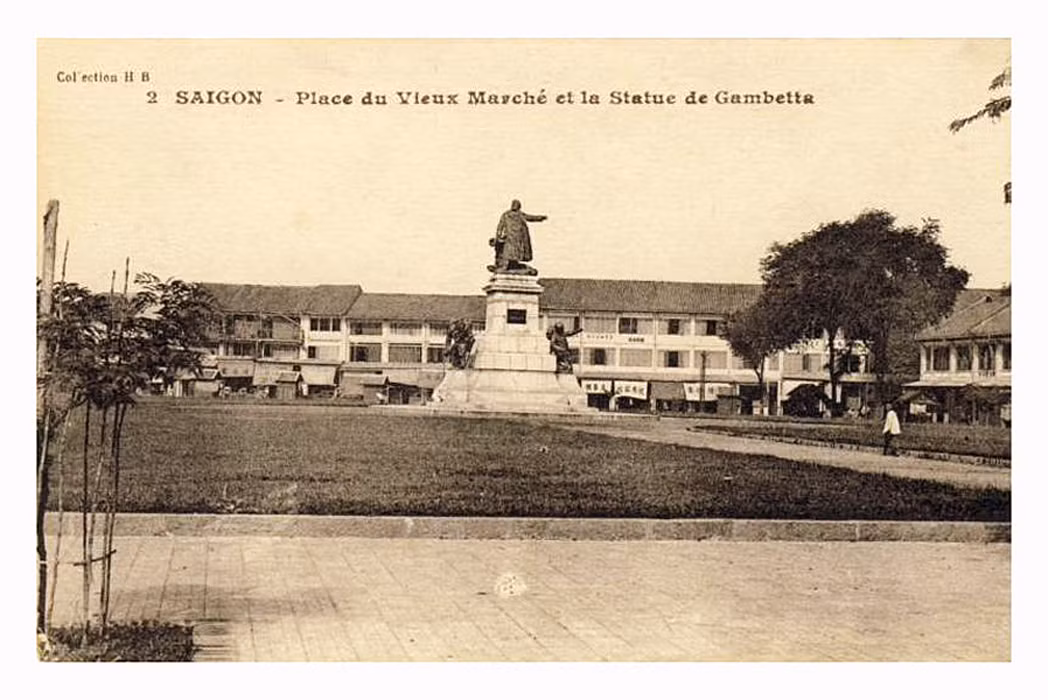 Sau đó khi kinh đào Charner bị lấp để trở thành Đại lộ Charner (nay là Nguyễn Huệ), và Chợ cũ ở đại lộ Charner bị dỡ bỏ, thì khu đất Chợ cũ được cải tạo thành Quảng trường Gambetta (nay là khu đất nằm giữa 4 con đường Nguyễn Huệ, Hồ Tùng Mậu, Ngô Đức Kế, Hải Triều), với tượng đài Gambetta được dời về đây, đặt ở gần phía cuối quảng trường.