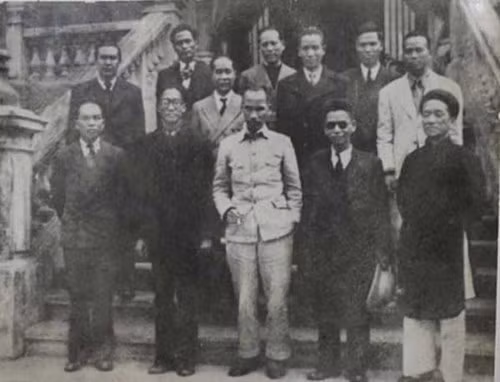 Vào ngày ngày 28/8/1945, trên cơ sở Ủy ban Dân tộc Giải phóng Việt Nam trong Cách mạng tháng Tám, tổ chức chính quyền đầu tiên của nước Việt Nam Dân chủ Cộng hòa là Chính phủ Cách mạng Lâm thời đã được thành lập.