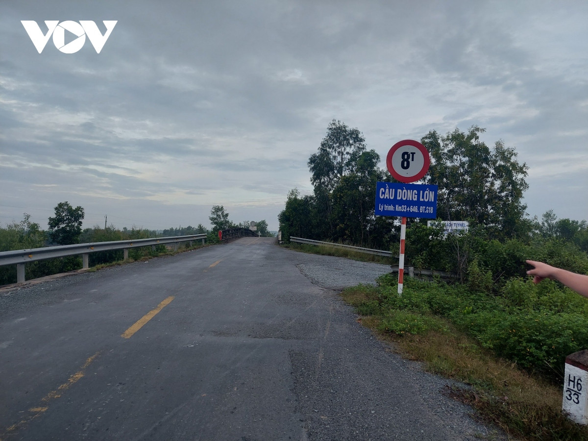 Công an vào cuộc vụ chông đinh trên tuyến DT 818 ở Long An - Hình 3 Cong an vao cuoc vu chong dinh tren tuyen DT 818 o Long An-Hinh-3