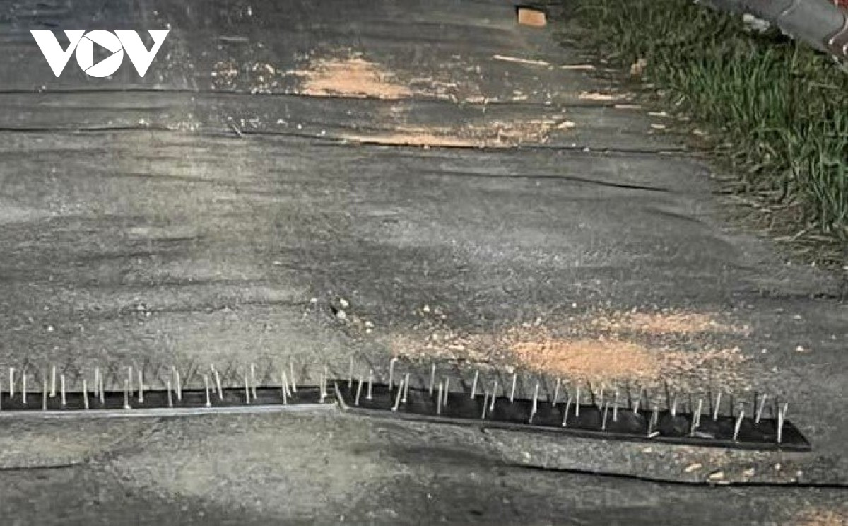 Công an vào cuộc vụ chông đinh trên tuyến DT 818 ở Long An - Hình 2 Cong an vao cuoc vu chong dinh tren tuyen DT 818 o Long An-Hinh-2