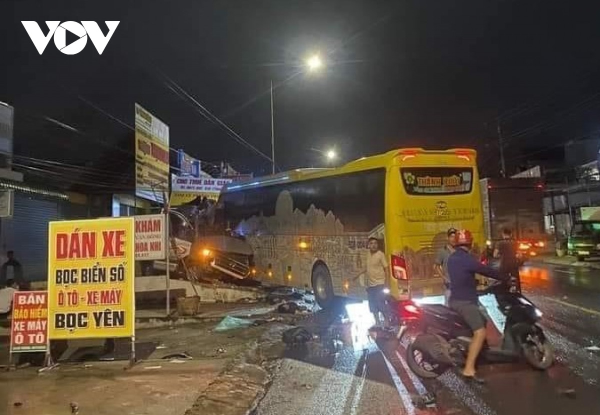 4 nguoi tu vong trong vu xe khach tong truc dien xe 16 cho