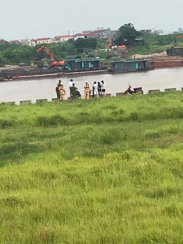 Nguoi phu nu de lai xe may kem giay nhan roi nhay song tu tu-Hinh-2