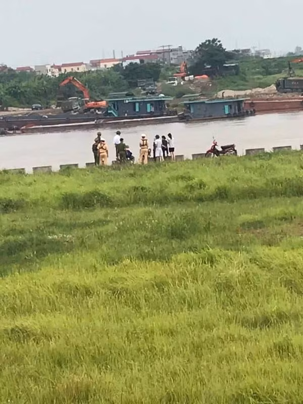 Nguoi phu nu de lai xe may kem giay nhan roi nhay song tu tu-Hinh-2