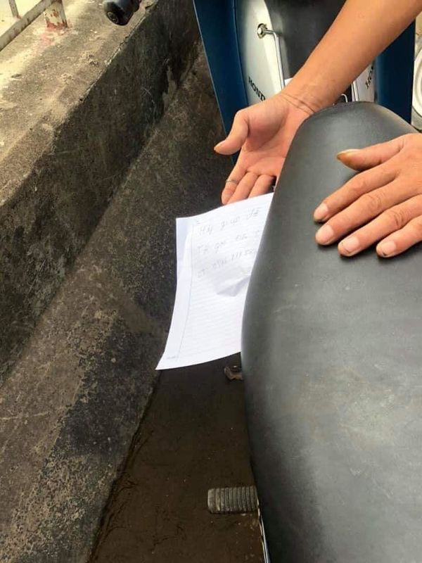 Nguoi phu nu de lai xe may kem giay nhan roi nhay song tu tu