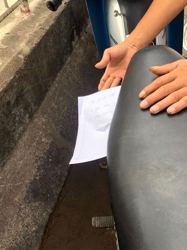 Nguoi phu nu de lai xe may kem giay nhan roi nhay song tu tu