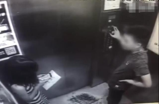 Mai dien thoai trong thang may, co gai suyt mat mang vi gap 