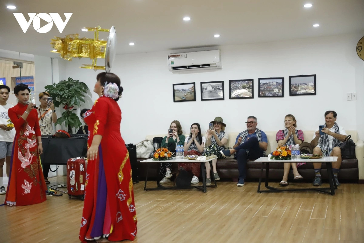 Tàu du lịch sang như khách sạn 5 sao đầu tiên ở Việt Nam - Hình 17 Tau du lich sang nhu khach san 5 sao dau tien o Viet Nam-Hinh-17