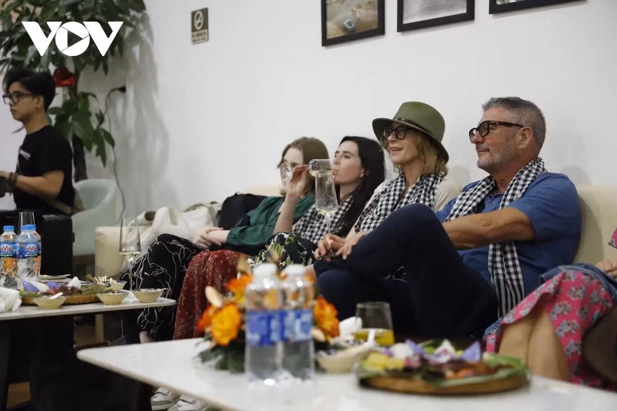 Tau du lich sang nhu khach san 5 sao dau tien o Viet Nam-Hinh-16