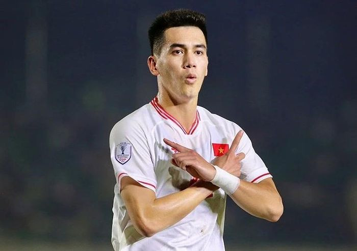 Tien Linh duoc vinh danh sau tran thang tuyen Lao