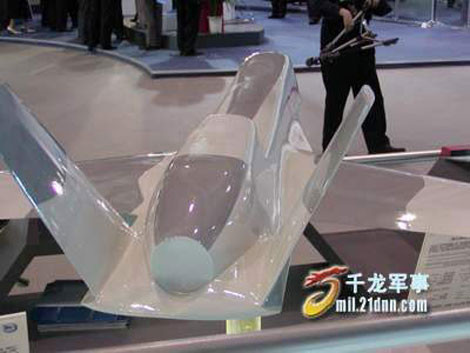 WZ-2000 mang được 2 tên lửa không đối đất và bom hàng không.