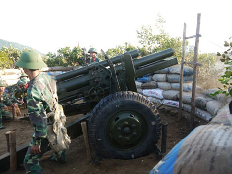 Lựu pháo M101 105mm trong diễn tập bắn đạn thật của quân đội ta.