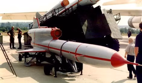 UAV trinh sát phản lực Tu-143 Reis.