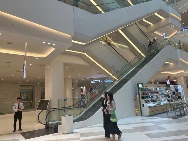 Trái ngược với sự sầm uất của khu kinh doanh ăn uống, tầng thời trang, mua sắm có phần đìu hiu hơn.