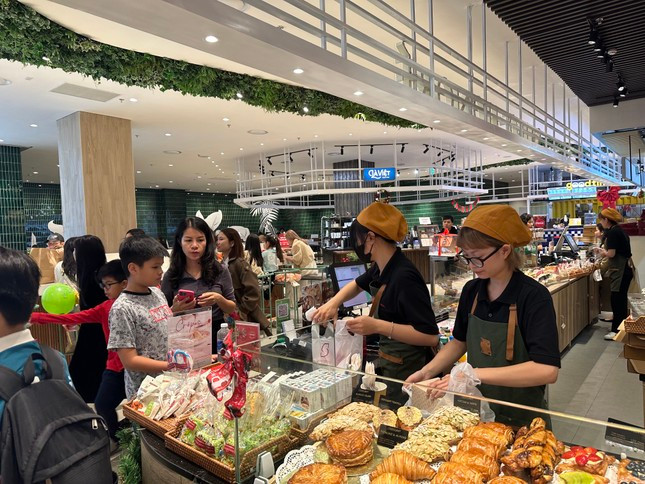 Khu ăn uống trong siêu thị, trung tâm thương mại (food court) cũng đông nghịt khách xếp hàng, chờ mua hàng, thanh toán.