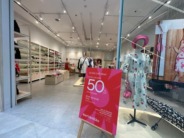 Nằm ở vị trí đắc địa, bên trong trung tâm thương sầm uất, nhưng nhiều cửa hàng chung cảnh vắng vẻ. Các nhãn hàng từ thời trang đến mỹ phẩm, phụ kiện giảm giá lên tới 50%, nhiều ưu đãi mua 1 tặng 1, nhưng không mấy hút khách. Ngay trong ngày nghỉ cuối tuần, tình hình kinh doanh chưa mấy khởi sắc.