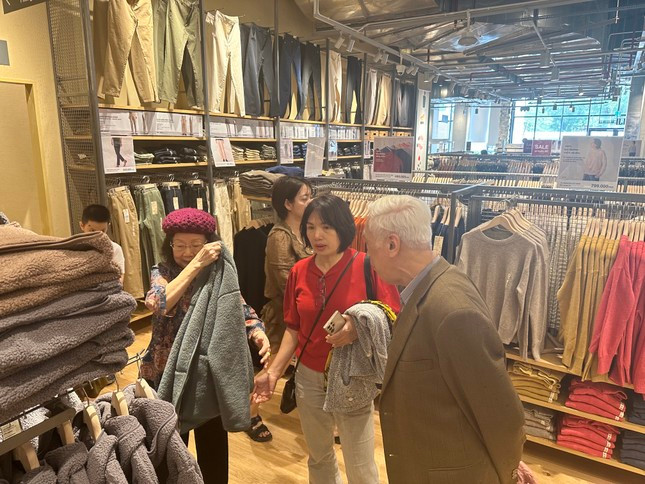 Lác đác cửa hàng có khách tham quan, mua sắm, sản phẩm tầm trung, bình dân được quan tâm hơn cả. Chị Hà Duyên (Hai Bà Trưng, Hà Nội) cho biết, dịp cuối tuần thường cho con nhỏ đi chơi tại trung thương mại, thường xuyên thấy các nhãn hàng giảm giá, chứ không chỉ trong dịp đặc biệt. Do đó, chương trình khuyến mại không còn quá hấp dẫn.