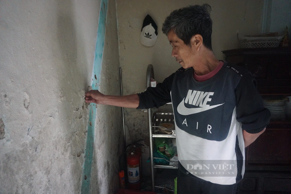 Ông Trần Sơn (60 tuổi) chia sẻ: "Nhiều năm qua, các hộ dân sống trong cảnh lo lắng vì chung cư xuống cấp, đặc biệt là vào mùa mưa. Tôi mong chính quyền sớm có phương án cải tạo, di dời để đảm an toàn cho hàng trăm hộ dân sinh sống tại đây".