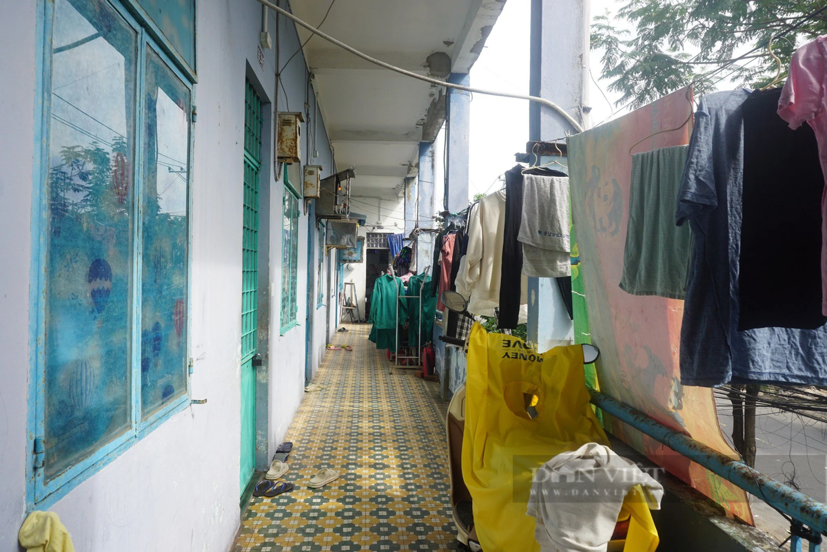 Hành lang nhỏ thành nơi tập kết đồ đạc và phơi áo quần. Trần nhà đã bong tróc, nhiều vị trí mảng hồ rớt xuống.