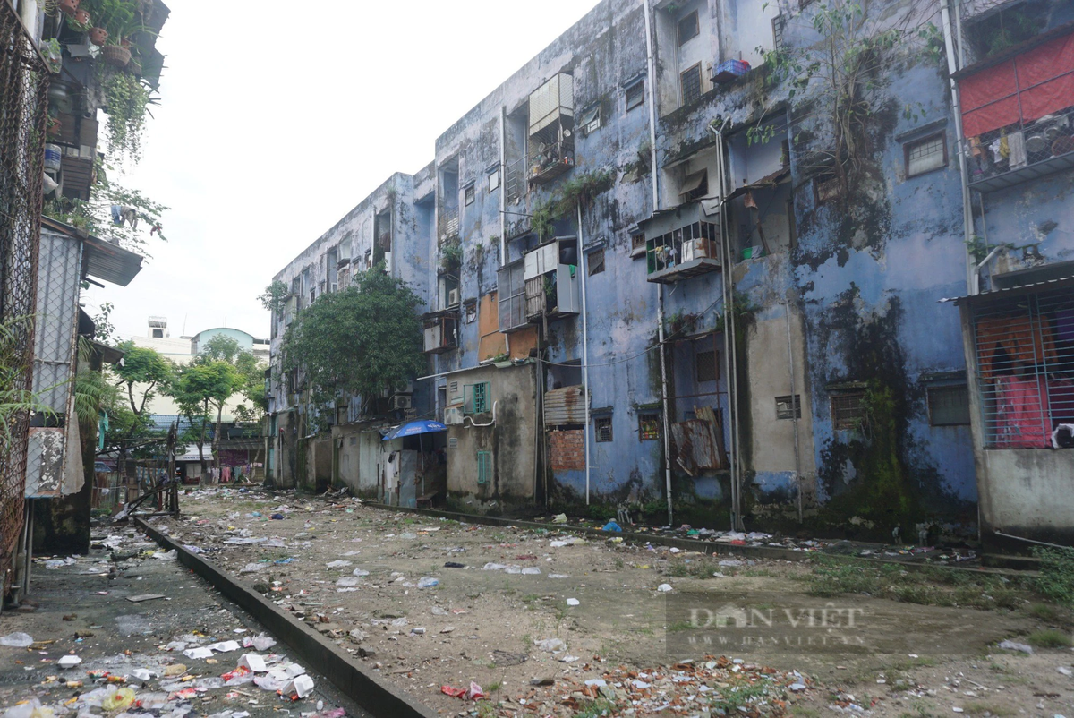 Theo ông Lê Trung Chinh - Chủ tịch UBND TP. Đà Nẵng, thành phố đã chỉ đạo lên kế hoạch để di dời dân và tháo dỡ các chung cư xuống cấp này. Đà Nẵng đang kêu gọi đầu tư, khả năng trong năm 2024-2025 sẽ có thêm hai chung cư nhà ở xã hội. Cạnh đó, TP đang cải tạo khu chung cư sinh viên phía Tây và đã có tờ trình xin ý kiến HĐND chuyển đổi công năng. Trong khi chờ các chung cư kia xây dựng hoàn thành, TP sẽ rà soát lại các chung cư, căn hộ hiện có để bố trí chỗ ở tạm cho khoảng 500 hộ gia đình tại các chung cư xuống cấp trên.