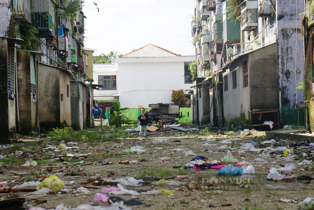 Ghi nhận của PV Dân Việt, sau hơn 20 năm đưa vào sử dụng, chung cư Hòa Minh (phường Hòa Minh, quận Liên Chiểu, Đà Nẵng) đang xuống cấp nghiêm trọng, môi trường xung quanh nhếch nhác.
